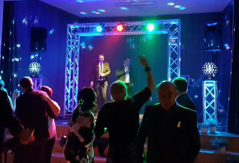 DJ Deluxe-paketti. Valaistu trussikaari, spottivalot, savukone, DJ-pöytä, juontajat, juhlaväkeä. DJ Helsinki