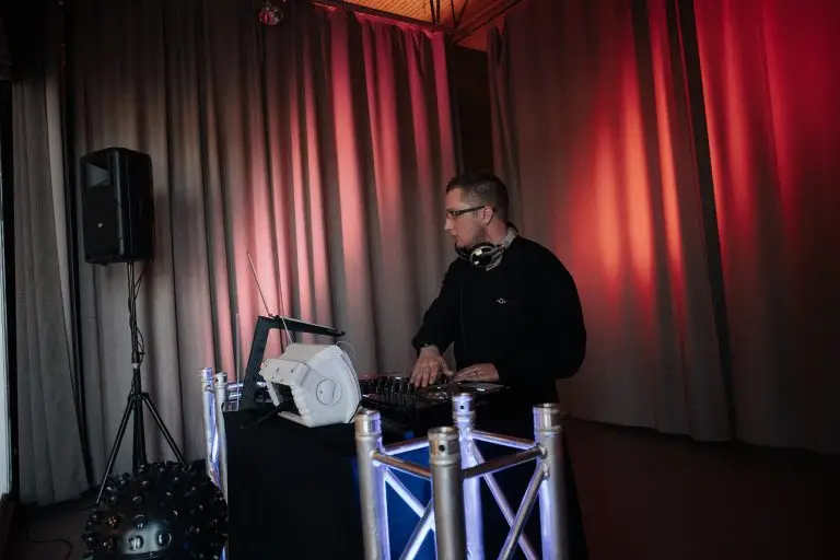 dj soittamassa messuilla musiikkia
