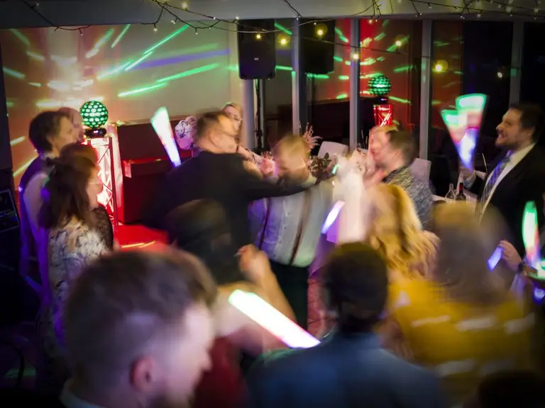 ihmisiä tanssilattialla, discovaloja, savua, dj soittaa